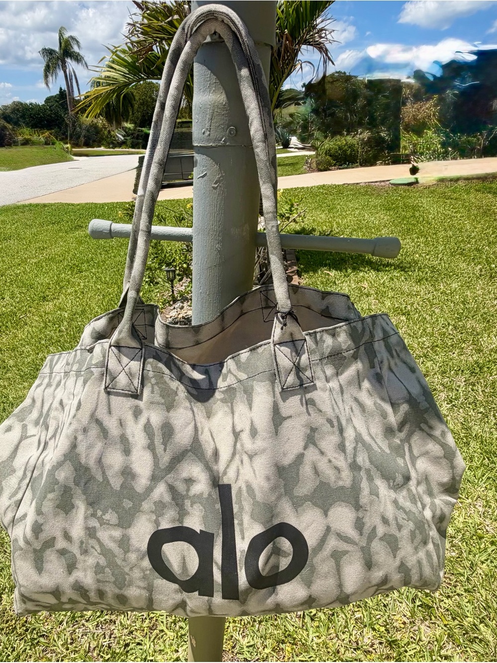 ALO Yoga Grey Tie-Dye Tote Bag - Picture 8 of 16